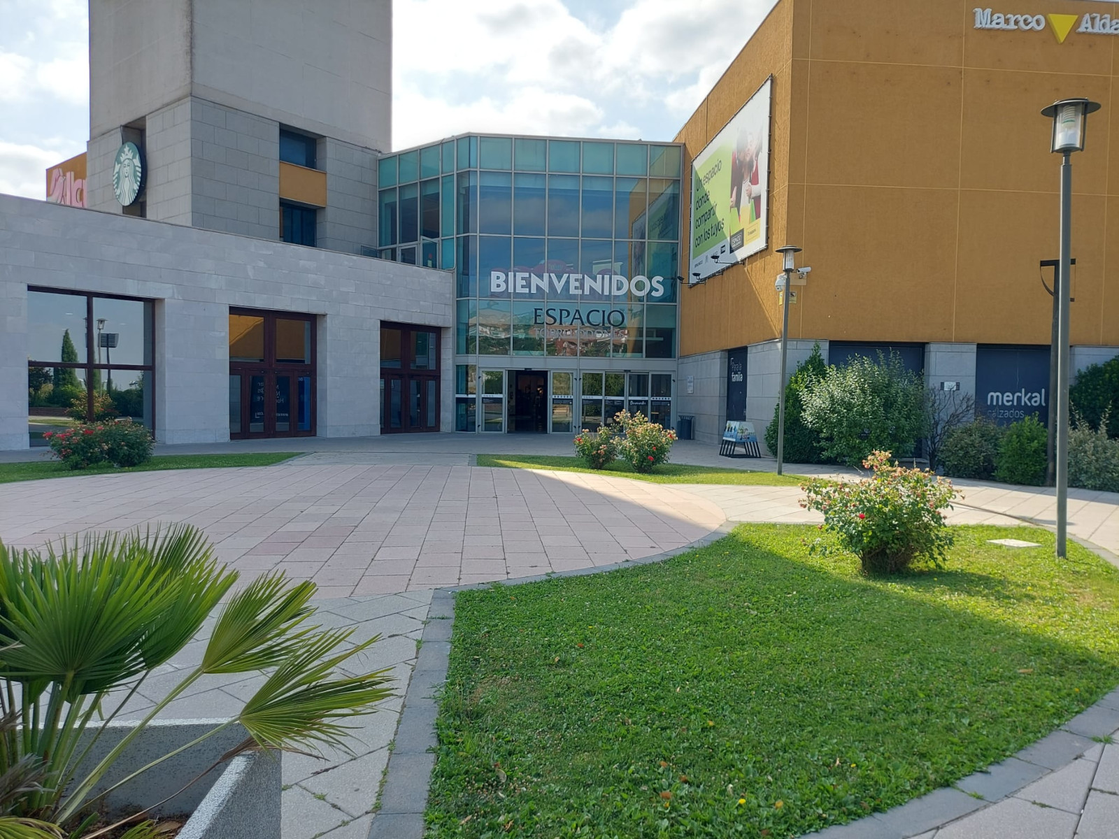 Tecnología para la Vida TXLV Torrelodones - Micro Magazine de FUNTESO, Fundación Tecnología Social imagen del centro comercial Espacio Torrelodones, protagonista del número de julio del Micro Magazine Tecnología para la Vida, TXLV Torrelodones