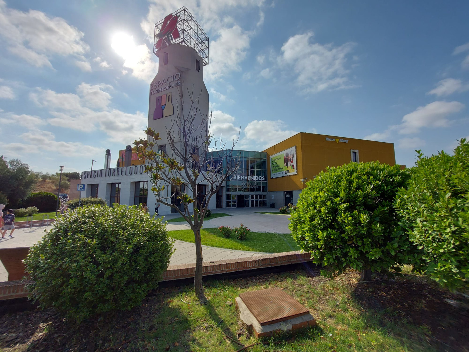 imagen del centro comercial Espacio Torrelodones, protagonista del número de julio del Micro Magazine Tecnología para la Vida, TXLV Torrelodones