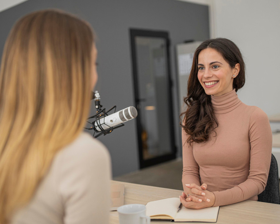 Tecnología para la Vida TXLV Torrelodones - MicroMagazine de FUNTESO, Fundación Tecnología Social imagen de Dos mujeres transmitiendo juntas en la radio.